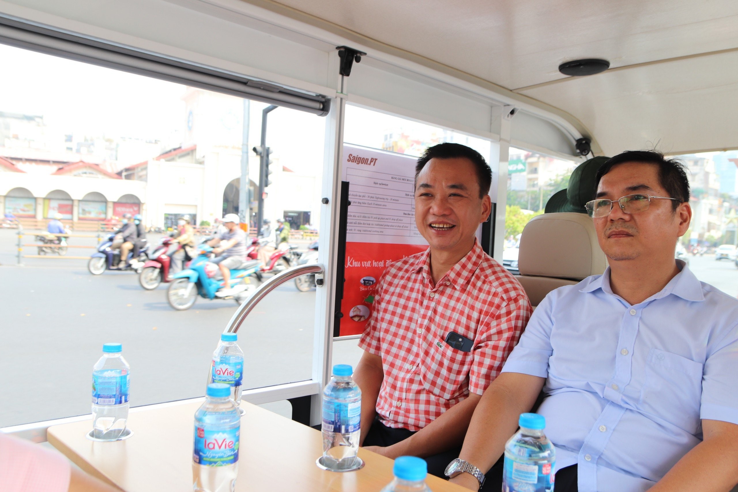 People and tourists are excited to experience the four-wheel electric vehicles powered by electricity while exploring Ho Chi Minh City.